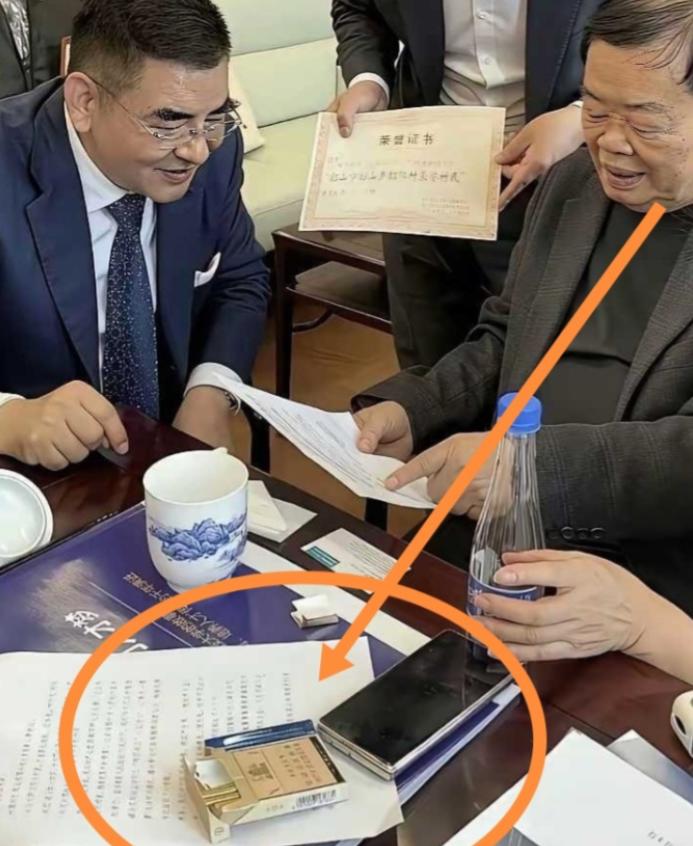 真没想到，曹德旺一包烟顶普通人一天的工资，手机价格更是昂贵！照片里，曹德旺坐