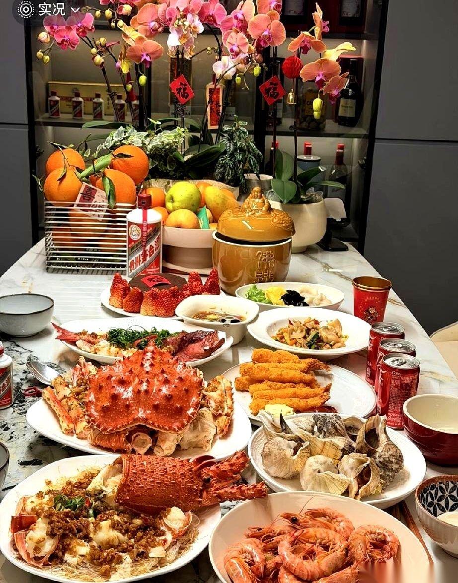 刷手机，给我刷愣了。一桌子年夜饭，C位不是别的，是帝王蟹、象拔蚌、大龙虾……