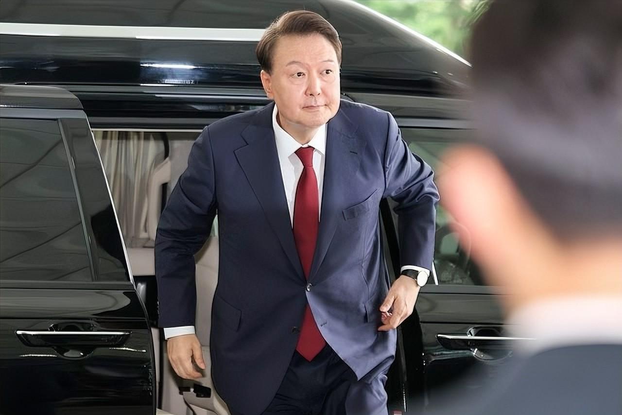 尹锡悦配合！抵达检察厅在被拒绝从地下停车场进入检察厅后，当地时间6月28日上午