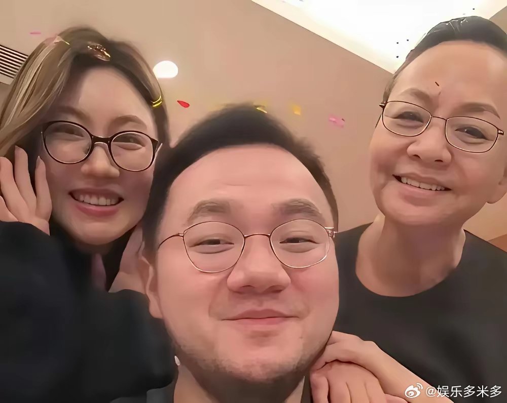 娶对媳妇旺三代，看到王博谷接机宋丹丹，就知道这女人真不一般。王博谷带着两个儿子接