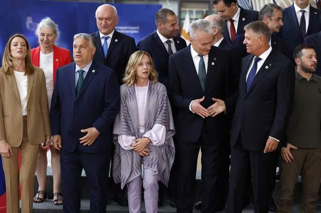 欧盟分裂成两派。俄罗斯卫星通讯社12月18日援引美国《政治报》的消息报道，欧