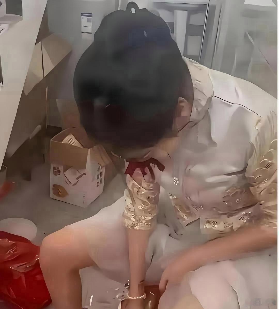 新娘子可真是急得没法子了,要不然她不会这般着急的！结婚这事儿实在是太累人了,