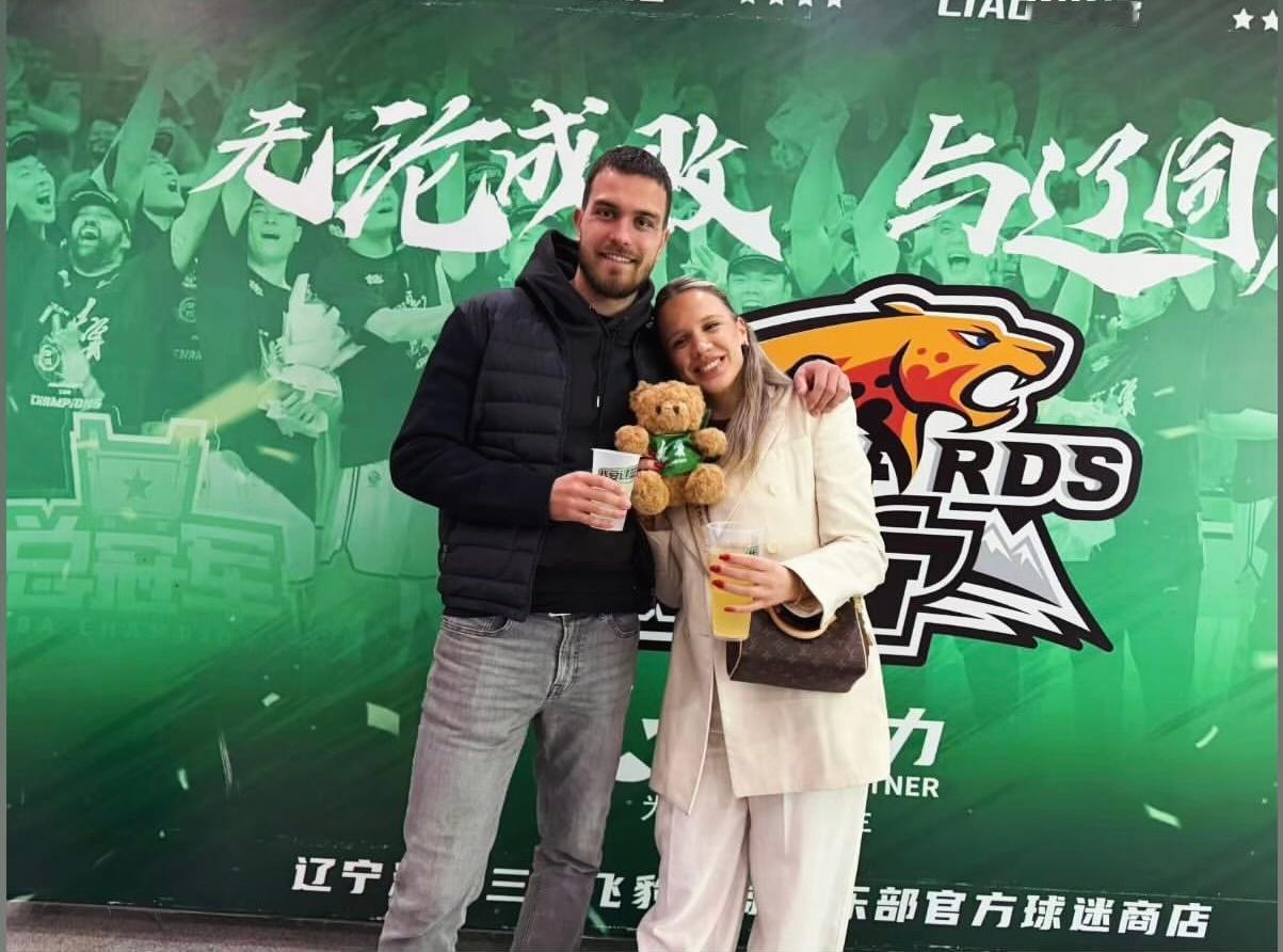 看来辽宁铁人队的外援瓦吉奇已经很好的融入了沈阳这座城市，瓦吉奇利用休闲时间带着女