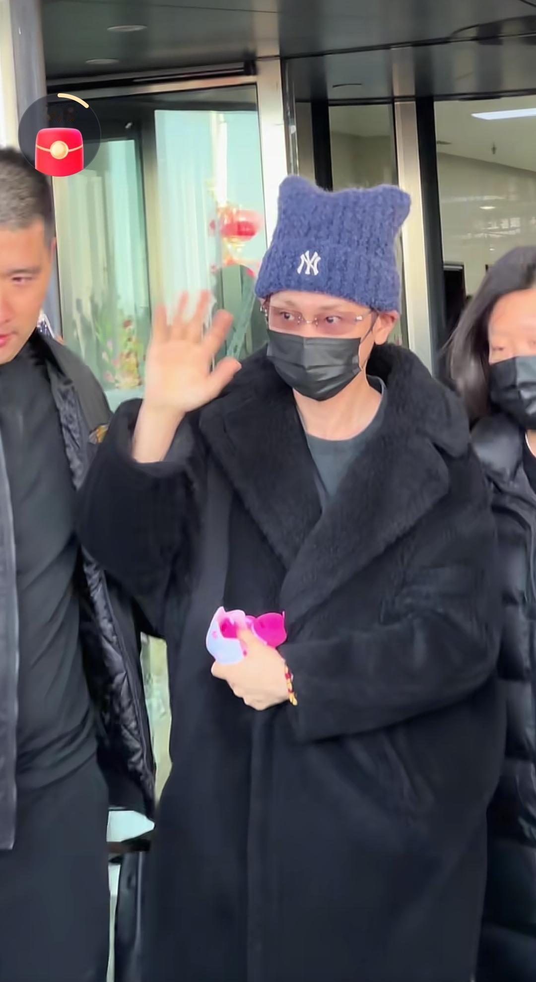 汪苏泷到吕梁参加节目活动了，来的时候，很多粉丝在车站口等候遇到了。由于天气冷