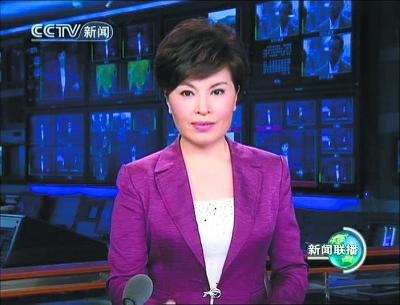 1998年，新闻联播主持人李瑞英在节目开播前15分钟，突然接到儿子坠楼的电话，并