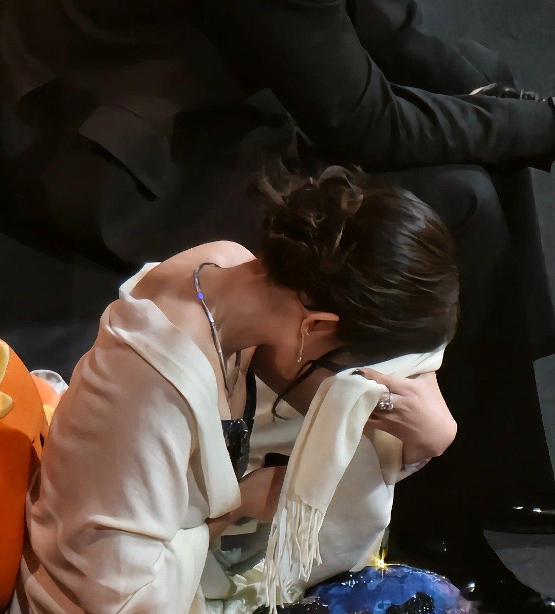 白鹿又偷偷上课玩手机了哈哈哈哈哈我不行了这个白鹿怎么依旧这个雷霆姿势玩手机要不