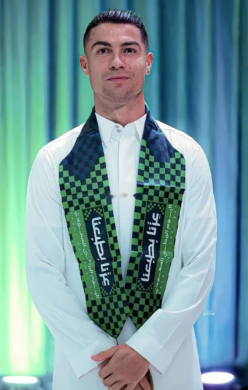 当所有巨星都在规划退役巡演时，C罗直接改写了游戏规则。他不是来沙特踢球的，是来当