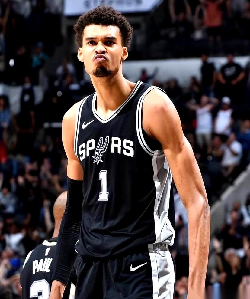 马刺队史第八次60胜，这消息像块石头砸进联盟！谁敢信？赛季初还在为附加赛挣扎，眼