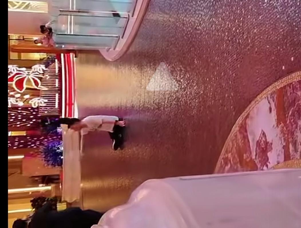 澳门赌徒输光的样子。神情恍惚，举止怪异，已经不知道丢人是什么意思。很明显，忽然