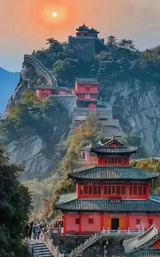 南阳瘸哥拄拐爬武当给祖师爷磕头，半山腰被一精神小伙指着鼻子笑“瘸子拜啥神”我刷到