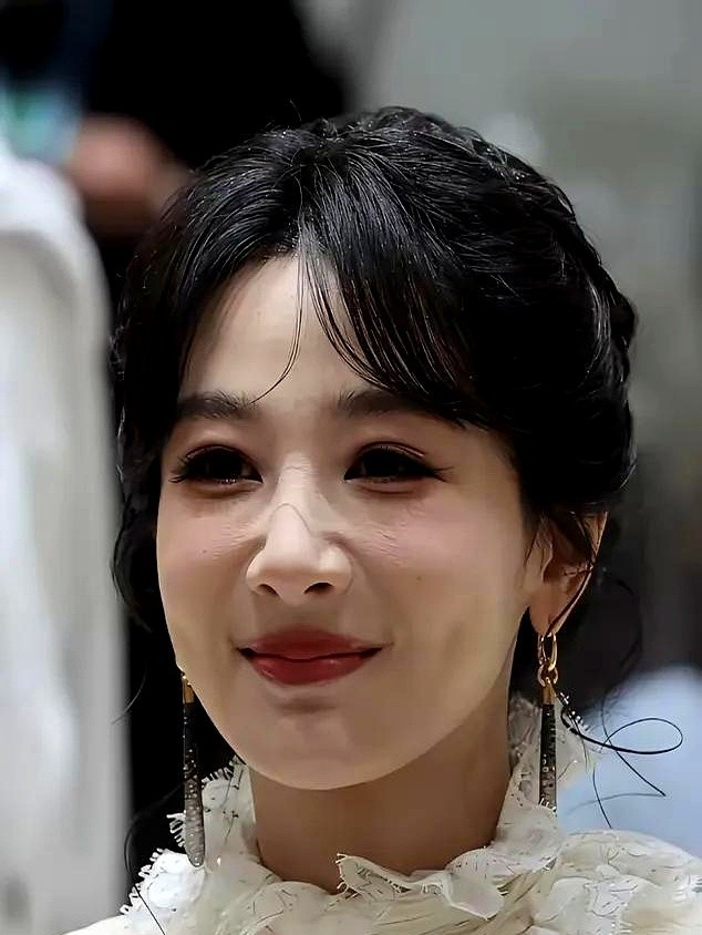 大家都说杨紫整得太多了，与她真实的样子越来越远。其实这事儿她自己早就回应