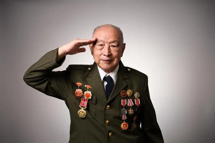 曾国兴，男，1934年出生，湖南人。曾国兴于1949年参加革命，先后参加解放战争