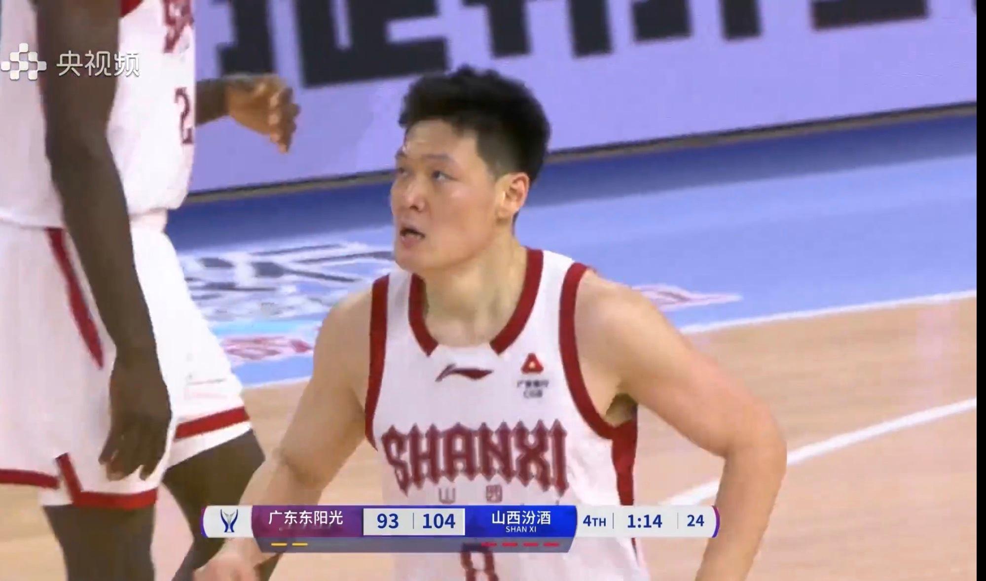 看了会CBA俱乐部队的比赛，张宁两个大空位三分都不投，一个传给原帅助攻三分，一个