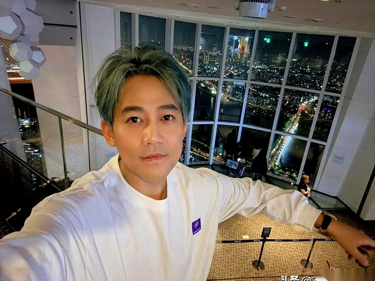 好家伙，我刚知道，原来芒果台现在是苏醒开的。有人在网上特正经地问，《快乐老友记