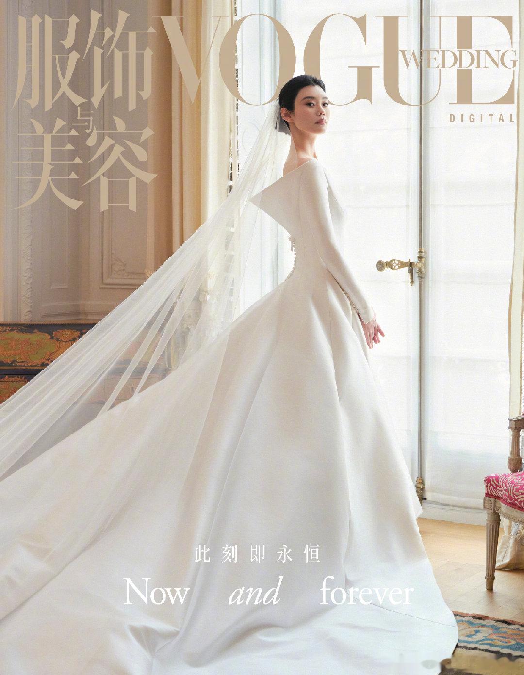 奚梦瑶Dior高订婚纱优越体态完美撑起高订婚纱典雅版型，整体状态松弛自在。举手