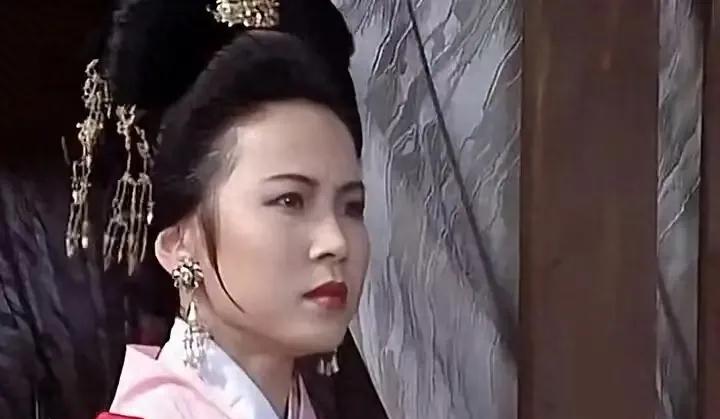 可怜孙尚香，兄长孙权为谋私利，用计将她骗回东吴。随后丈夫刘备也对她不管不顾，任她