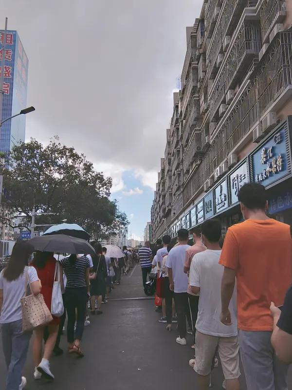 为领20个鸡蛋，全家出动排队3小时？这叫“堕落”还是“过日子”？🤔现在的年