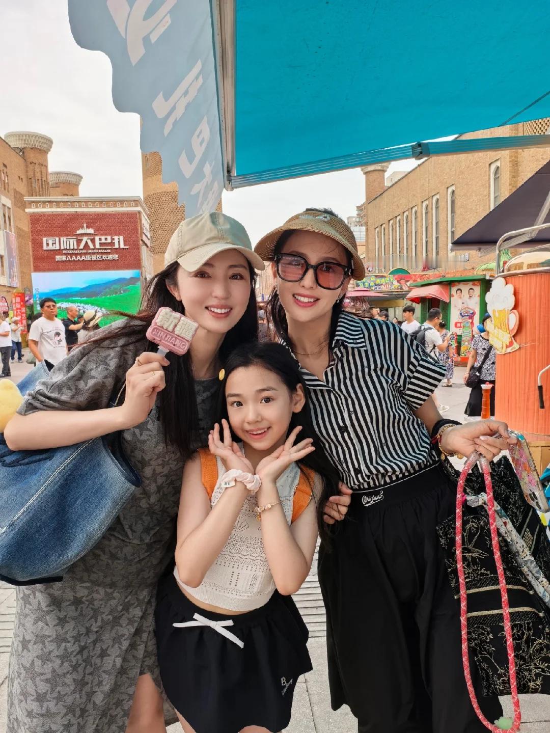 放暑假，董璇带女儿去新疆玩了，小酒窝漂亮又可爱！​​​