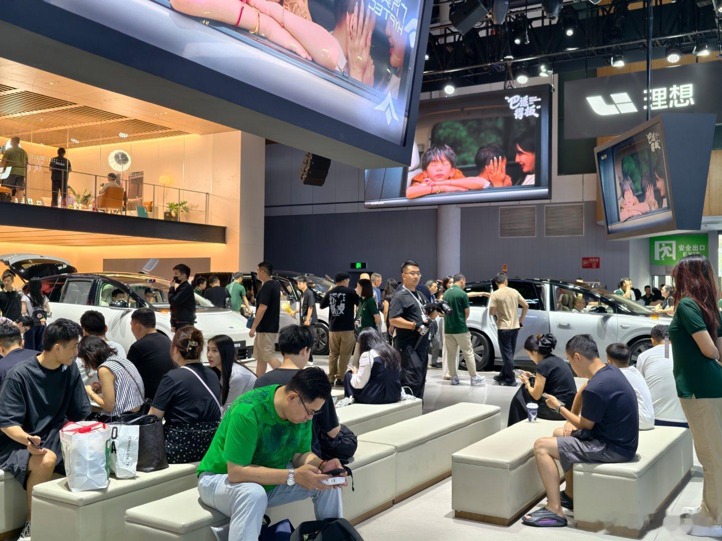 理想的展台，左边纯电，右边增程！​​​