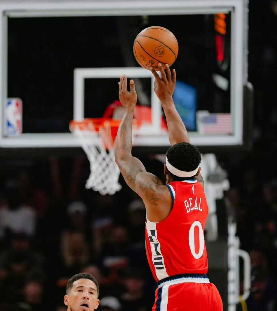 又一个西蒙斯啊！比尔在快船的表现真是让人一言难尽，但更离谱的是，这位状态低迷的球