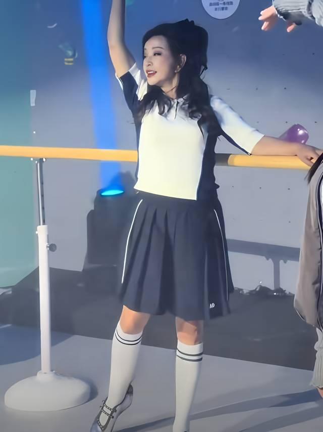 刘晓庆75岁线下活动状态绝了，网友调侃:抑郁症见了，都得绕道走!刘晓庆让太多