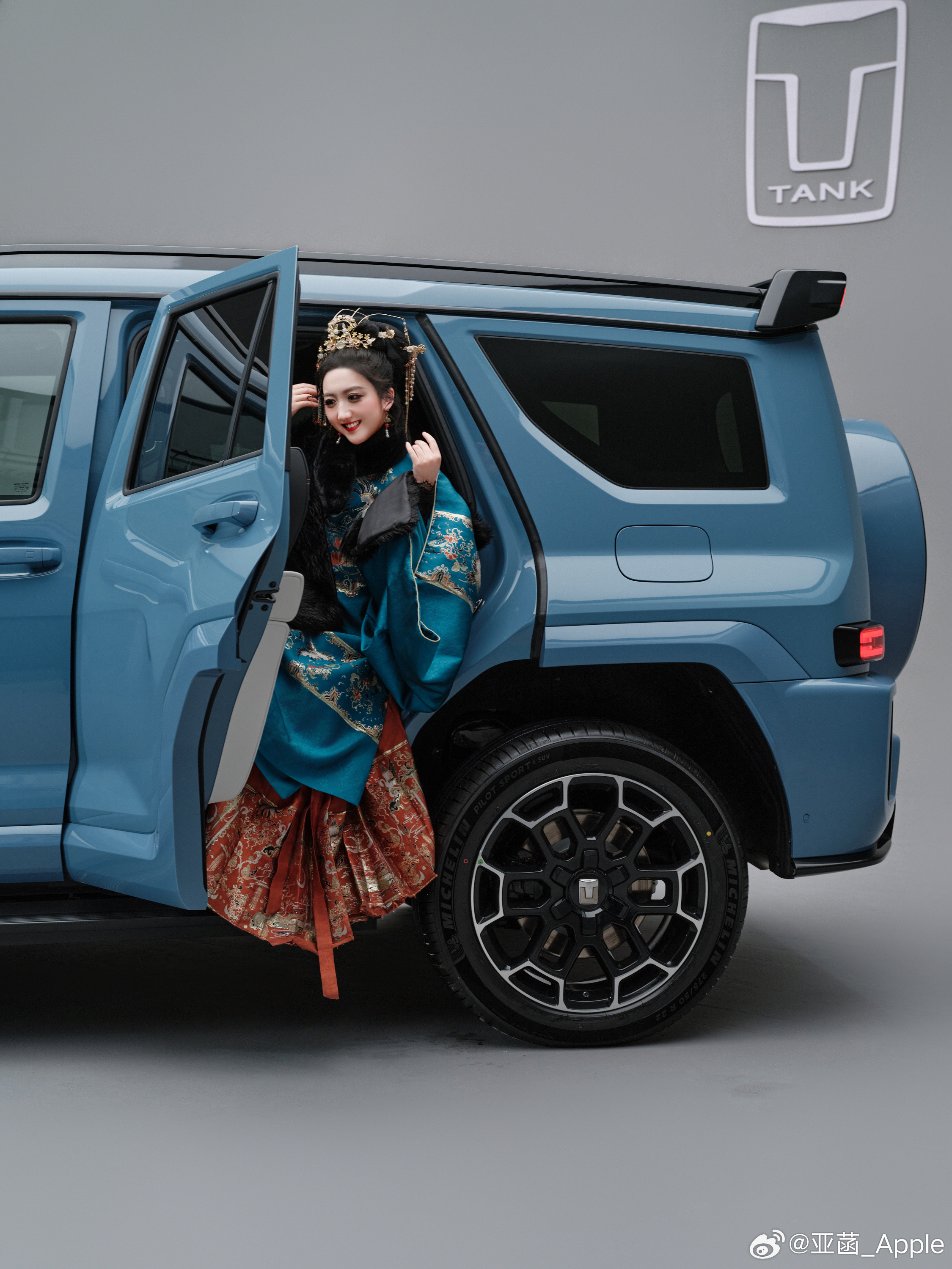 这次穿着明制汉服，邂逅全新坦克700东方风骨遇上硬核气场，古典雅致与原创机甲美学