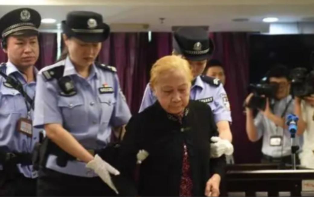 “警官，我只能亲手把他杀了……”2017年，广东83岁老太太将60粒安眠药碾碎放