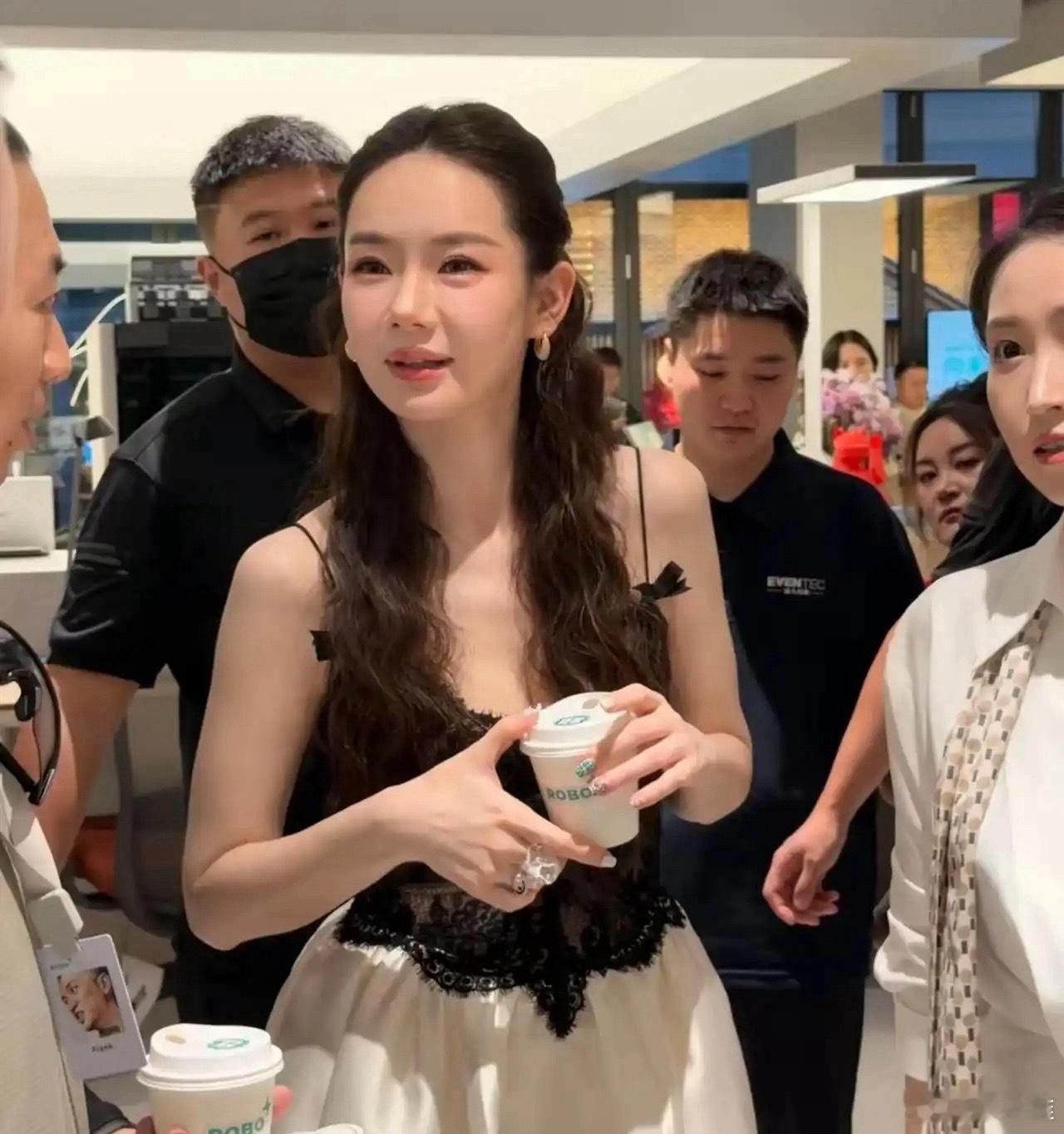 刷到四川网友随手拍的戚薇生图，完全没滤镜加持，整个人的状态直接惊到我