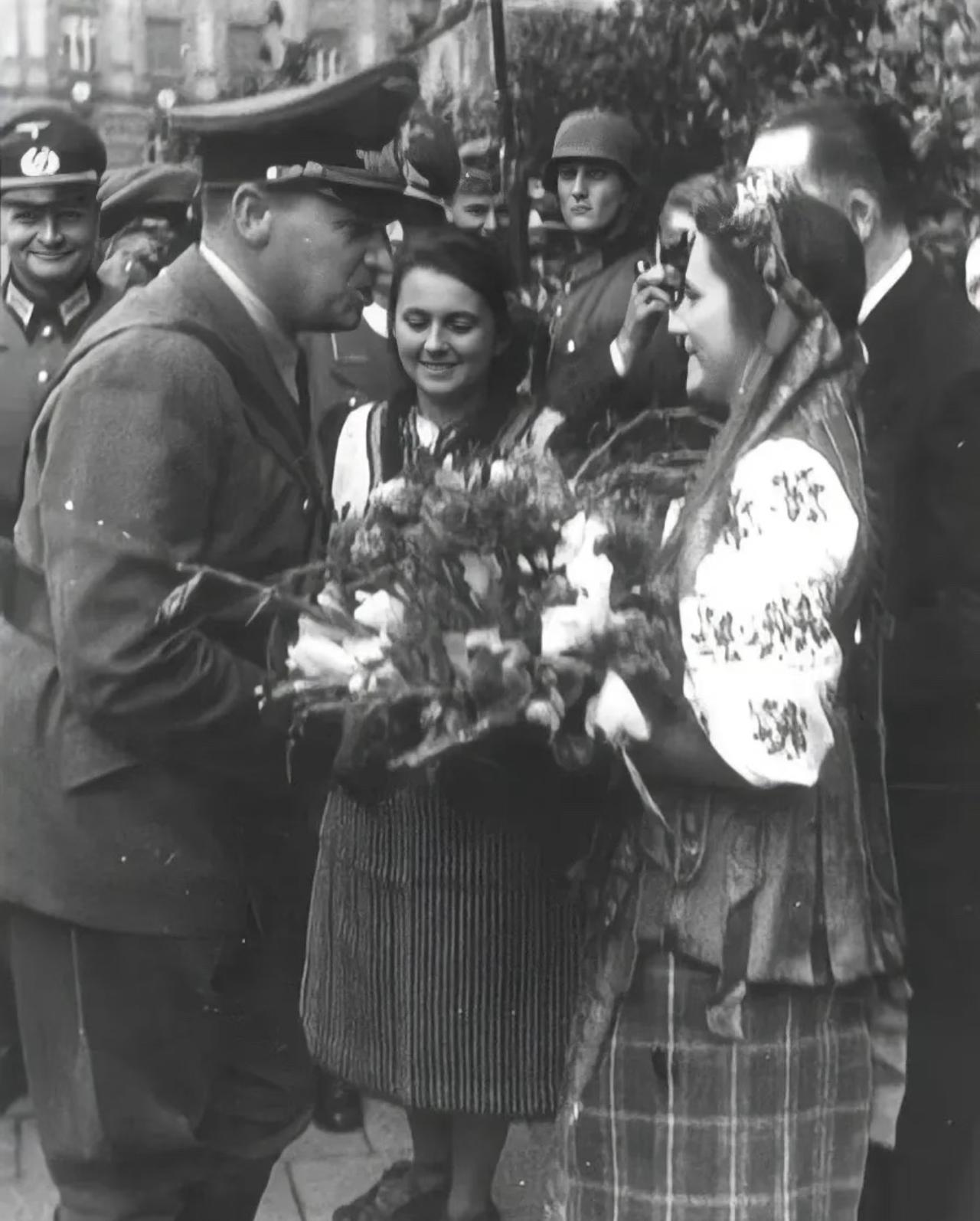 很多人觉得1941年乌克兰姑娘给德军送花的老照片全是纳粹摆拍，我之前翻二战史料的
