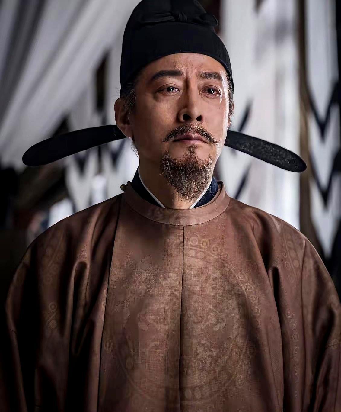 刘知远，五十四岁。死得够窝囊。儿子走了，二十六岁，他跟着也走了。七分是气，