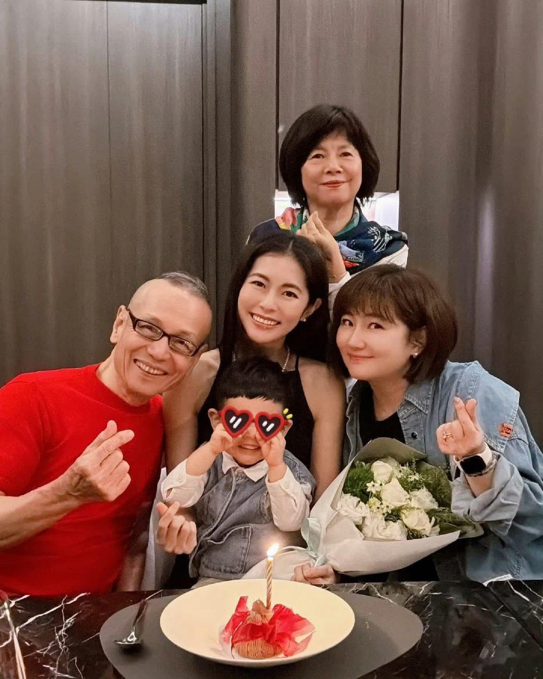 Selina两岁儿子近照，露出来的嘴巴跟Selina简直复制粘贴，好可爱