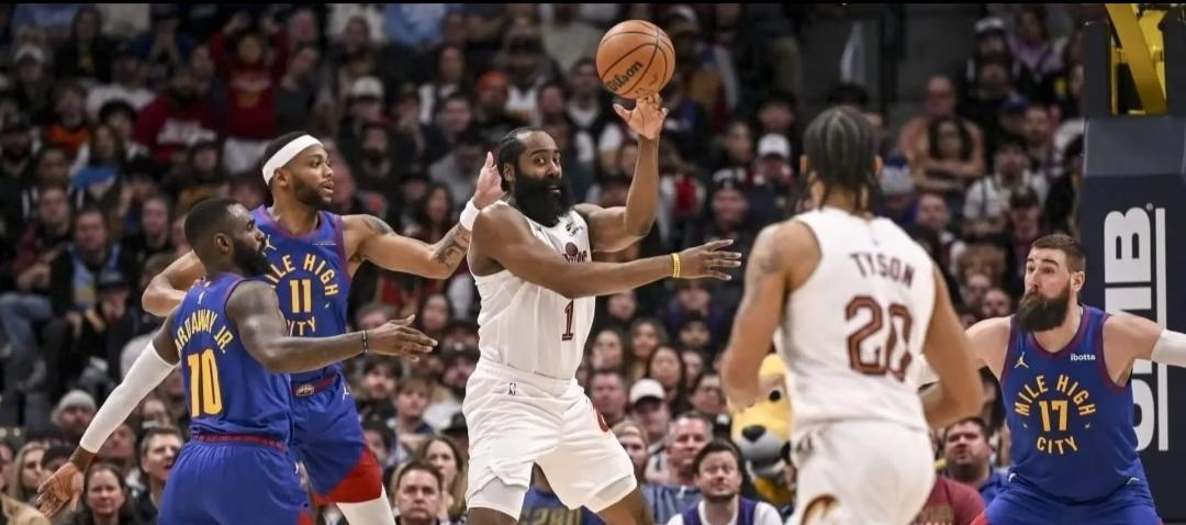 祖巴茨表示：哈登非常重视团队氛围，喜欢组织聚餐，钱都是他出祖巴茨表示，哈登非