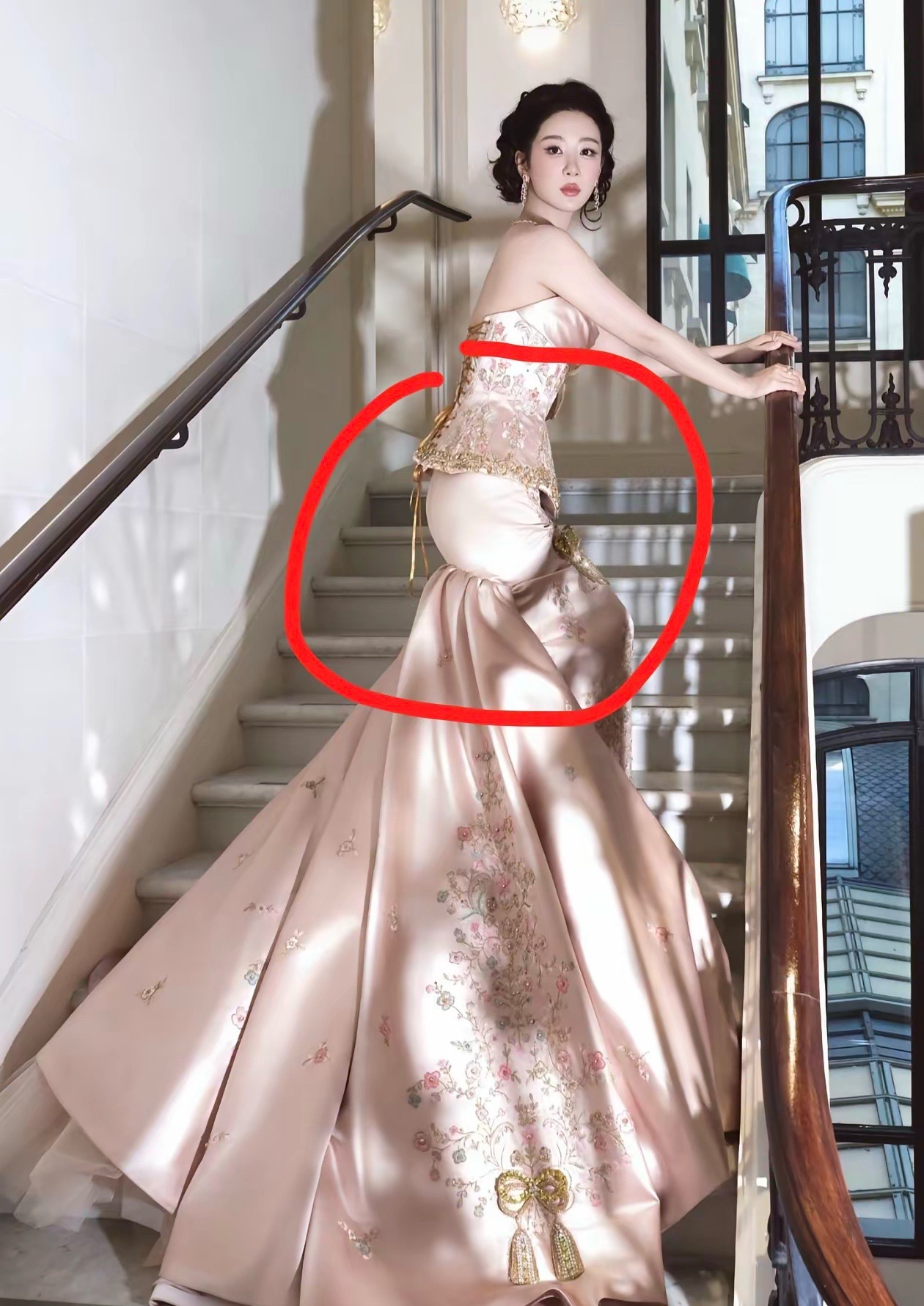 两眼昏花了，看裙子上的阴影还以为杨紫的裙子掉了呢