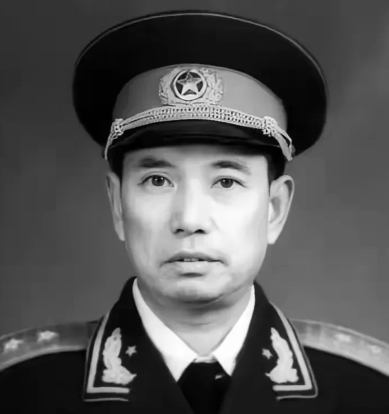1979年5月，新疆军区司令员吴克华的车队拐过奎屯兵站，他突然指着远处山尖上的小