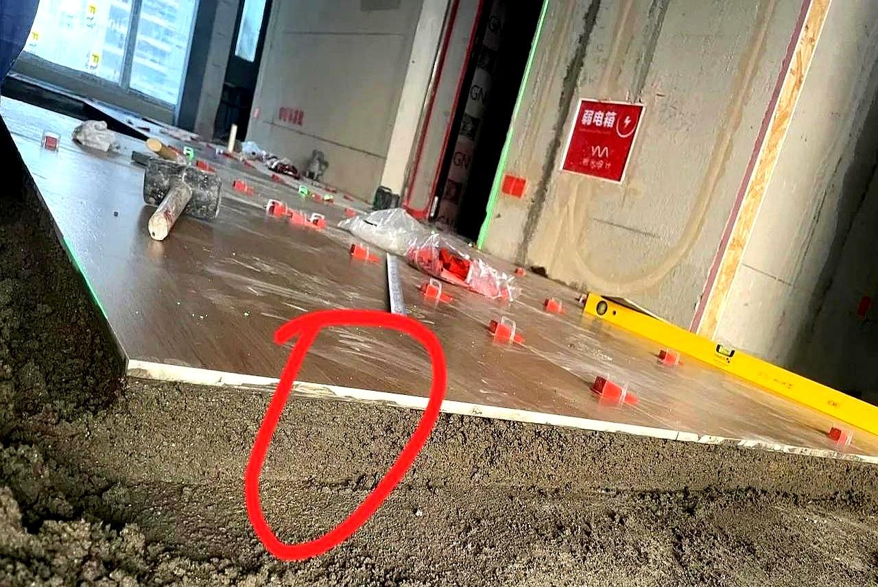 家里新房子装修，花450一天请的贴砖工。师傅把水泥砂浆铺得老厚，我只能站