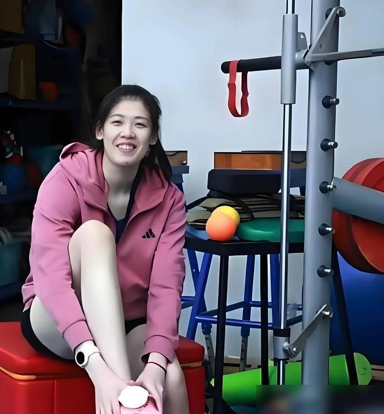 李盈莹在意大利，膝盖让她哭了。这次出国不是训练，是去米兰找顶级医疗团队，彻底