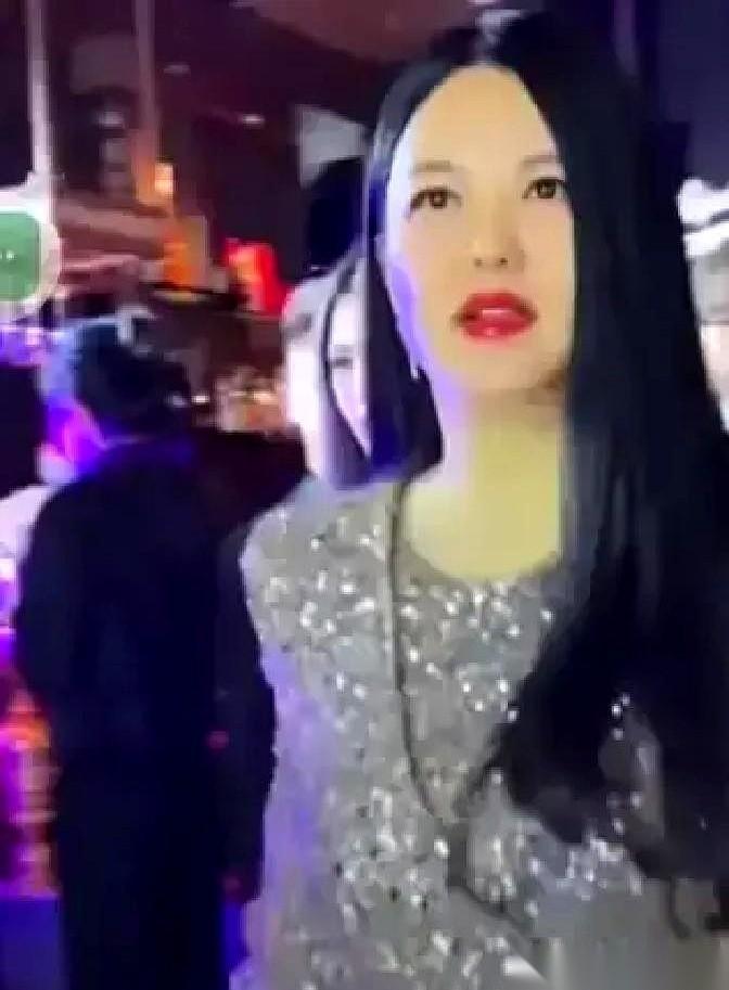 何超琼的局，李湘那一桌，据说空气都冻住了。亮了亮手上的大钻表，又聊了聊女儿一年