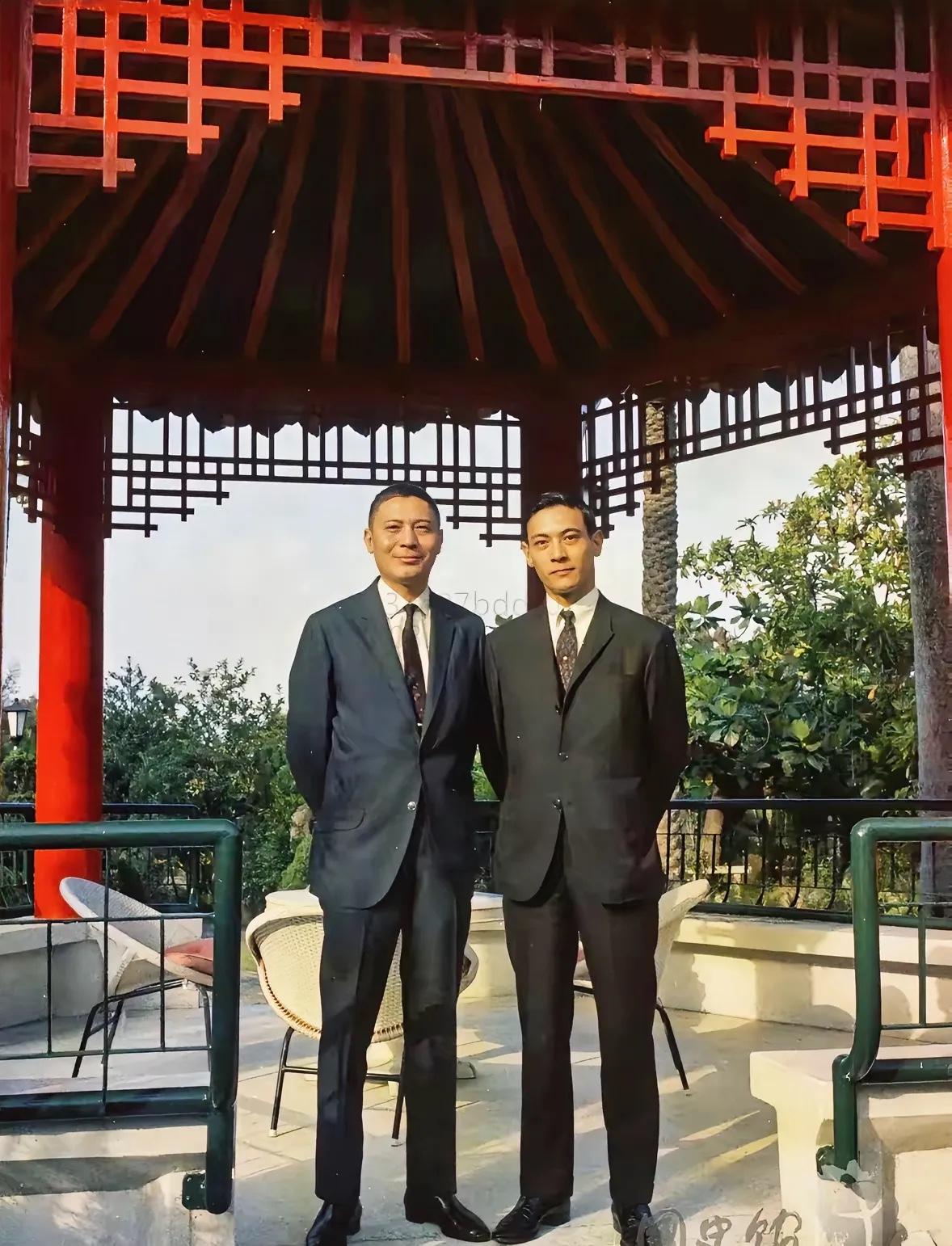 60年代末，蒋孝文与幼弟蒋孝勇的一张合影，两兄弟都西装革履，双手背后，颇为意气风