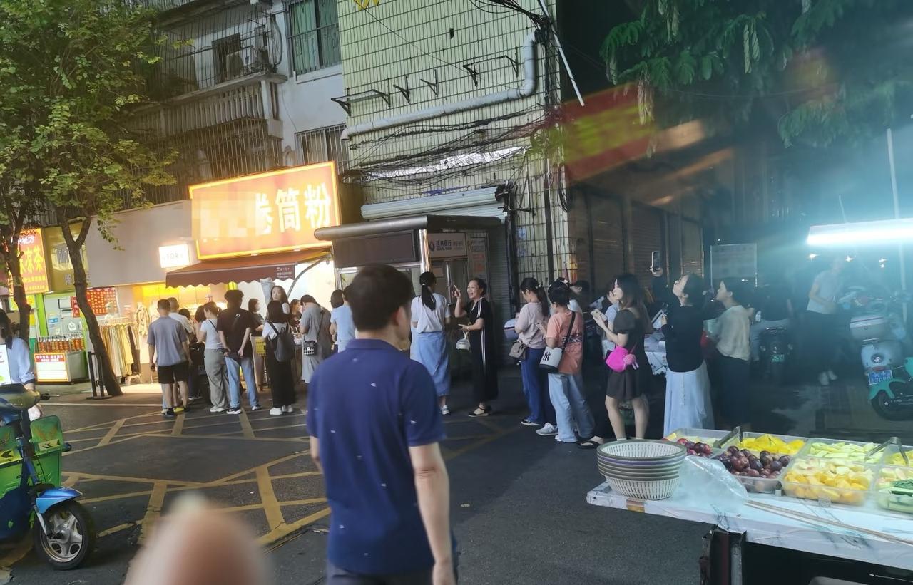 有这么好吃吗？每次经过都那么多人排队。建政卷筒粉你想吃就随便排人少的一家，没