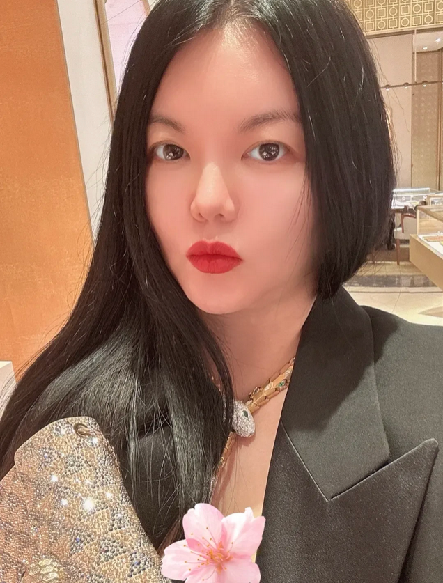 李湘晒英国陪读日常：送王诗龄上学后逛珠宝店，入手一条金蛇满钻项链，贵气造型完美契