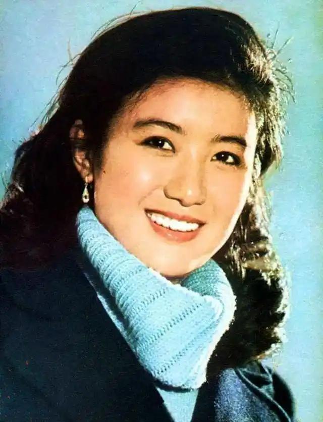央视曾经最美的女主持，五官特别大气，一头乌黑的秀发简直美若天仙，就算是董卿和张蕾