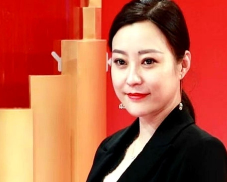 这次郝蕾的演技培训班，可是自砸了招牌。别的学员她一带就上道儿，偏偏碰上纪凌尘