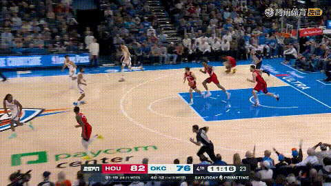 火箭大将芬尼-史密斯终于铁树开花了！在今天火箭客场挑战雷霆的比赛中，当时比赛进行