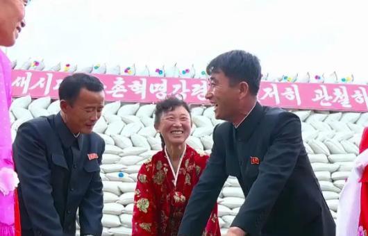 朝鲜粮食如何分配的？根据2025年的标准，朝鲜成年人每天定量为700克混合粮食，