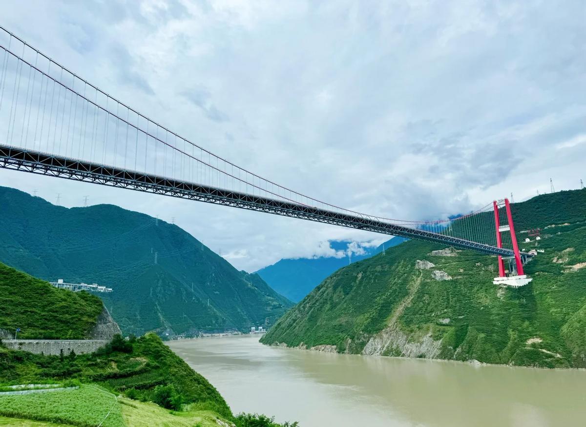 中国基建又一次惊艳世界，泸定大渡河特大桥就是最好的例子。这座桥悬在400米高空，