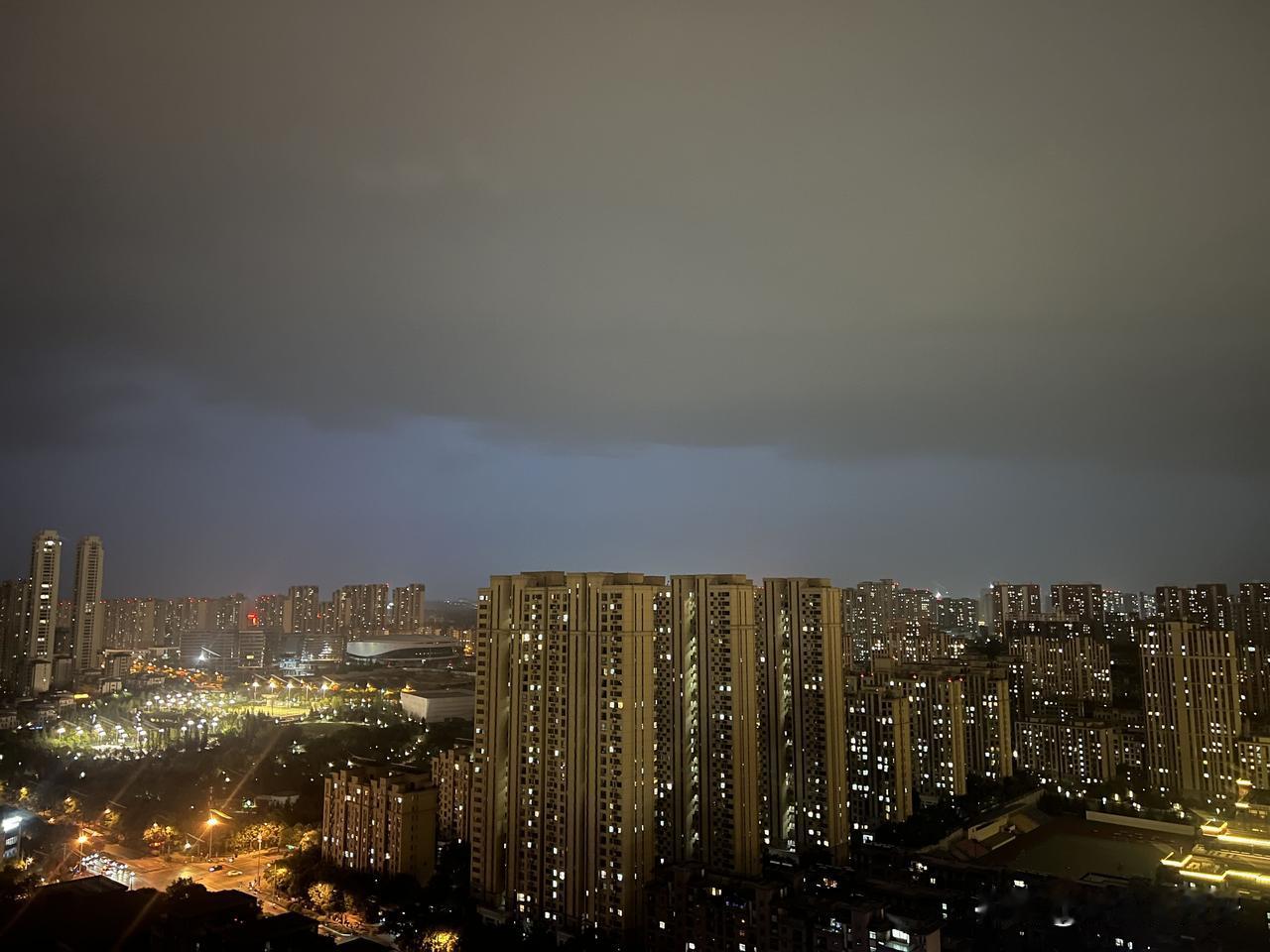 西安终于下雨了今晚19点40分曲江文化运动公园附近电闪雷鸣⛈️，19时5
