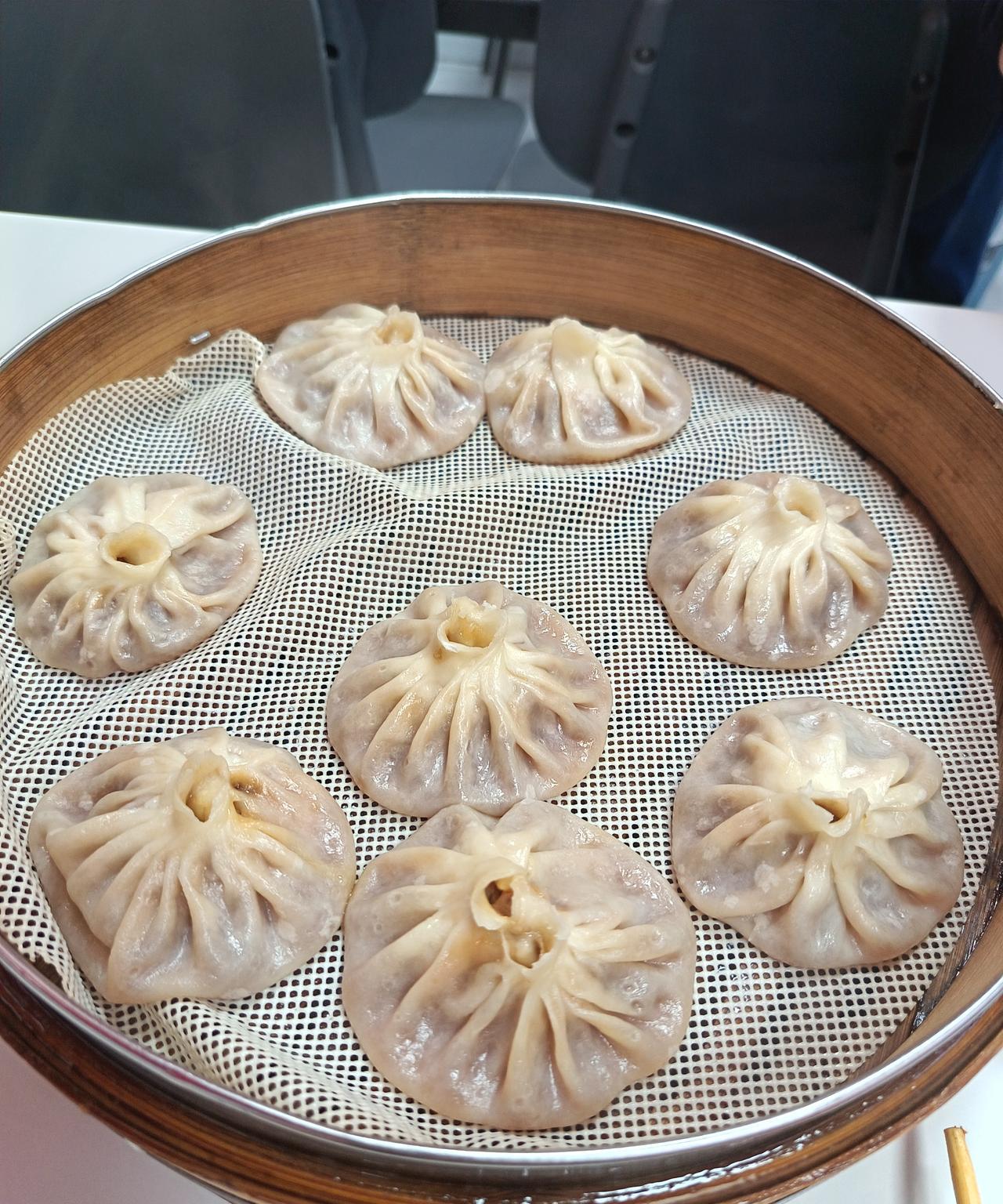 在外面吃饭确实有点贵。一笼灌汤包，8个，10元。一碗小米南瓜粥，2元。但不