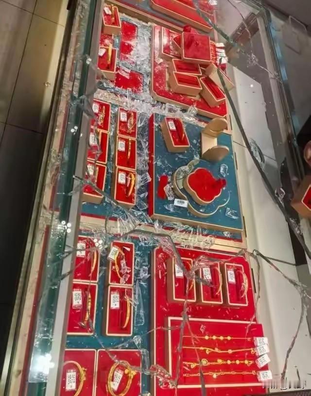 湖北两金店遭劫：戴头盔持锤狂砸，60万黄金被抢，嫌疑人外逃落网近日，湖北某地