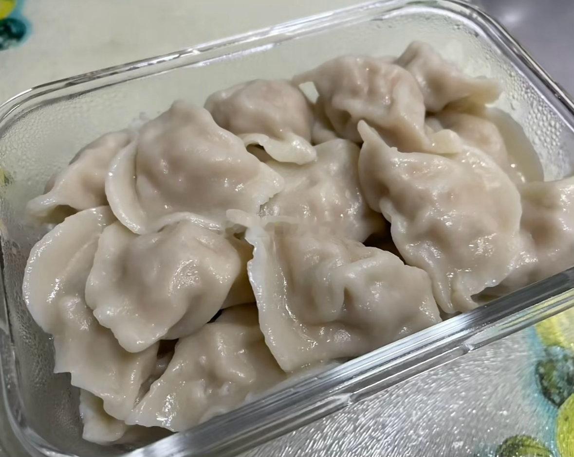 昨晚刚和老婆说好久没吃饺子了，今天中午就给做好我送到公司来，用的都是新鲜食材，全
