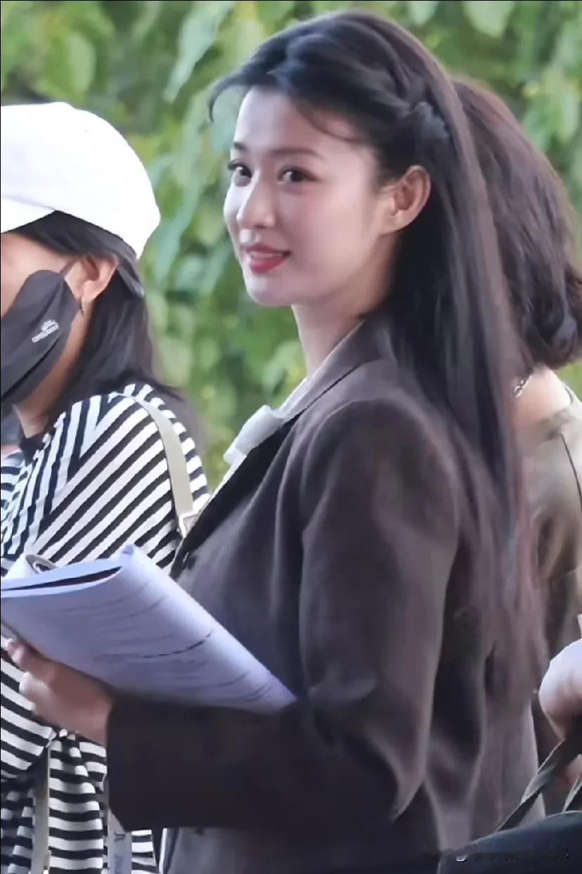 谁能懂王楚然这一回眸的美啊！她真的既美丽又充满灵气，什么叫做“回眸一笑百媚生”，